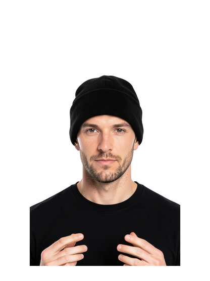 B243R - Recycled Fleece Cuffed Beanie — portada con modelo ajustada