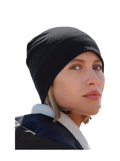 B370 - Merino Beanie — portada con modelo