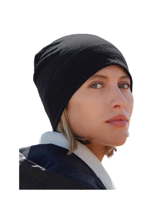 B370 - Merino Beanie — portada con modelo