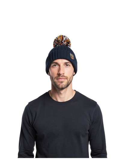 B390 - Hygge Beanie — portada con modelo ajustada