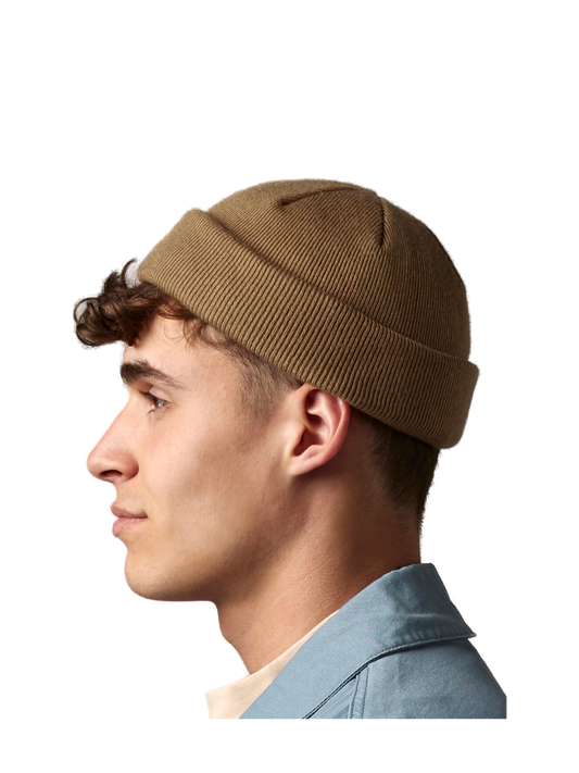 B43R - Recycled Mini Fisherman Beanie — portada con modelo