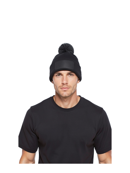 B443 - Gorro parche Snowstar® con pompón — portada con modelo ajustada