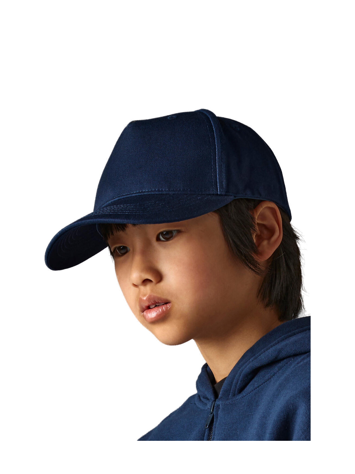 B63NB - Junior Organic Cotton 5 Panel Cap — portada con modelo