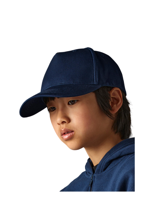 B63NB - Junior Organic Cotton 5 Panel Cap — portada con modelo
