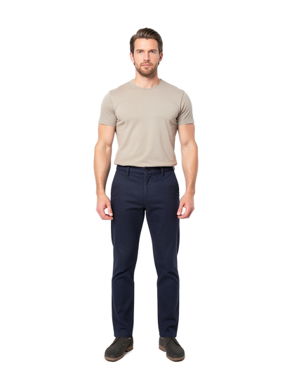 K740 - Pantalón chino hombre — portada con modelo