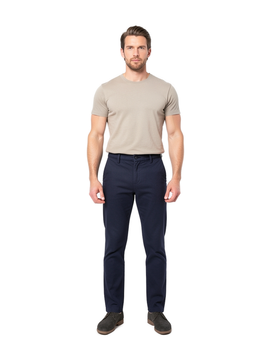 K740 - Pantalón chino hombre — portada con modelo