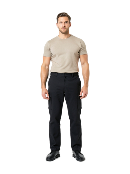 K744 - Pantalón multibolsillos hombre — portada con modelo