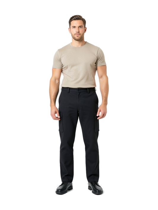 K744 - Pantalón multibolsillos hombre — portada con modelo