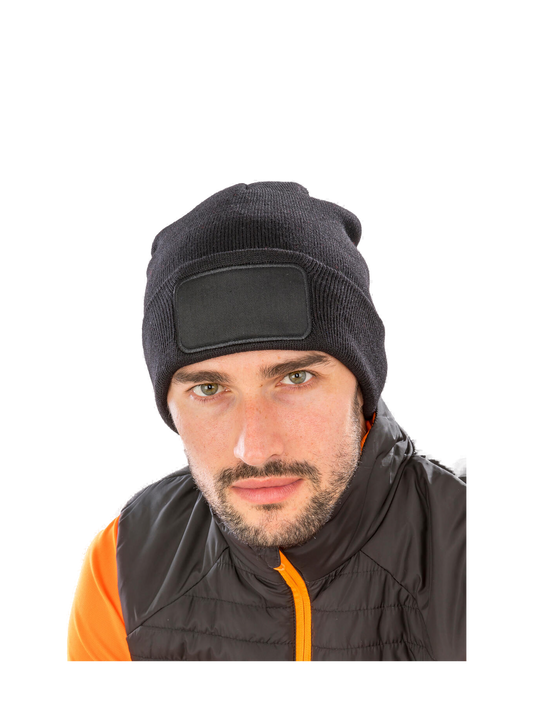 RC927X - Recycled Double Knit Printers Beanie — portada con modelo