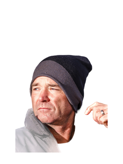 RC930X - Recycled Black Compass Beanie — portada con modelo