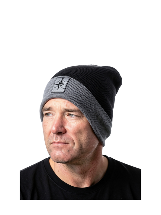 RC930X - Recycled Black Compass Beanie — portada corregida con modelo