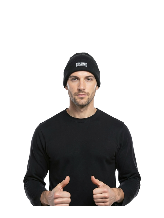 RC933X - Recycled Thinsulate™ Beanie — portada con modelo ajustada