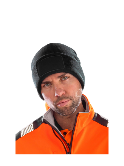 RC934X - Recycled Thinsulate™ Printers Beanie — portada con modelo