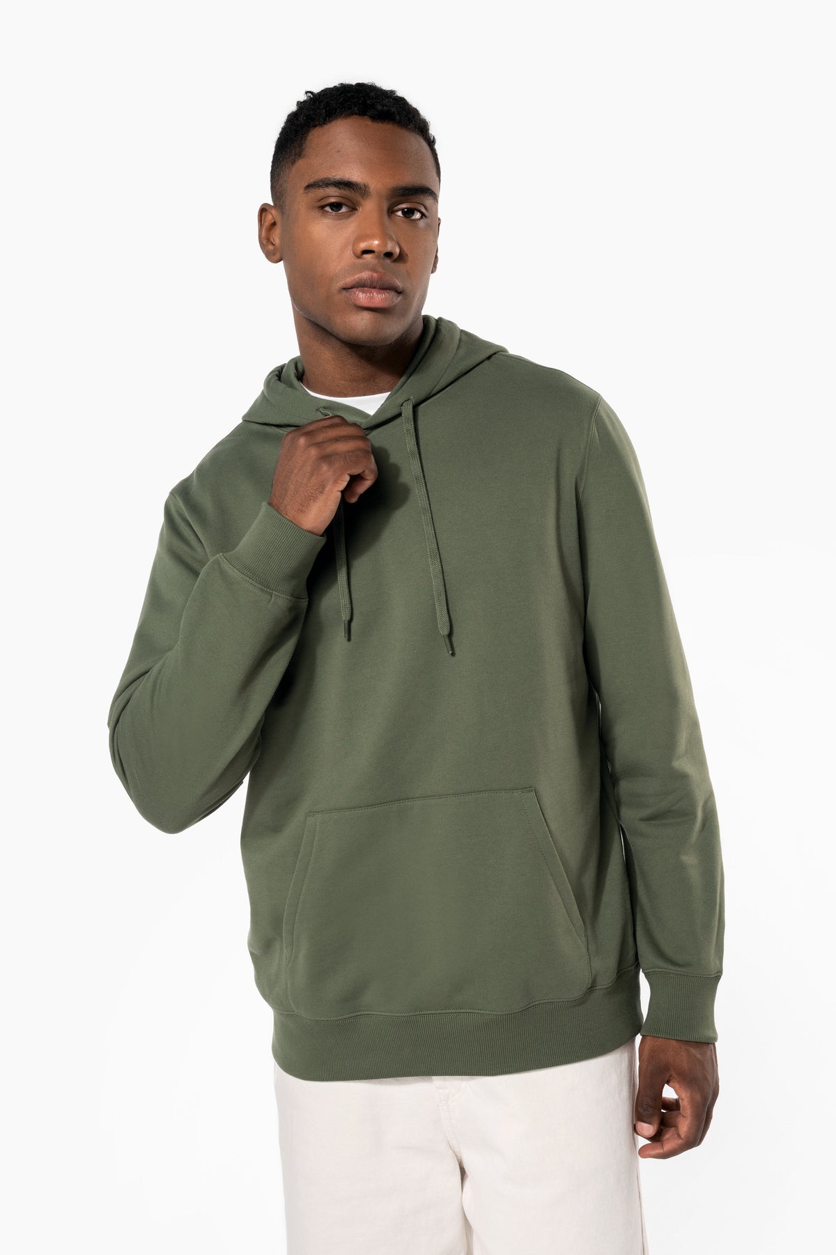 K4041 - Sudadera con capucha reciclada unisex - Caper Green - fotografía oficial con modelo