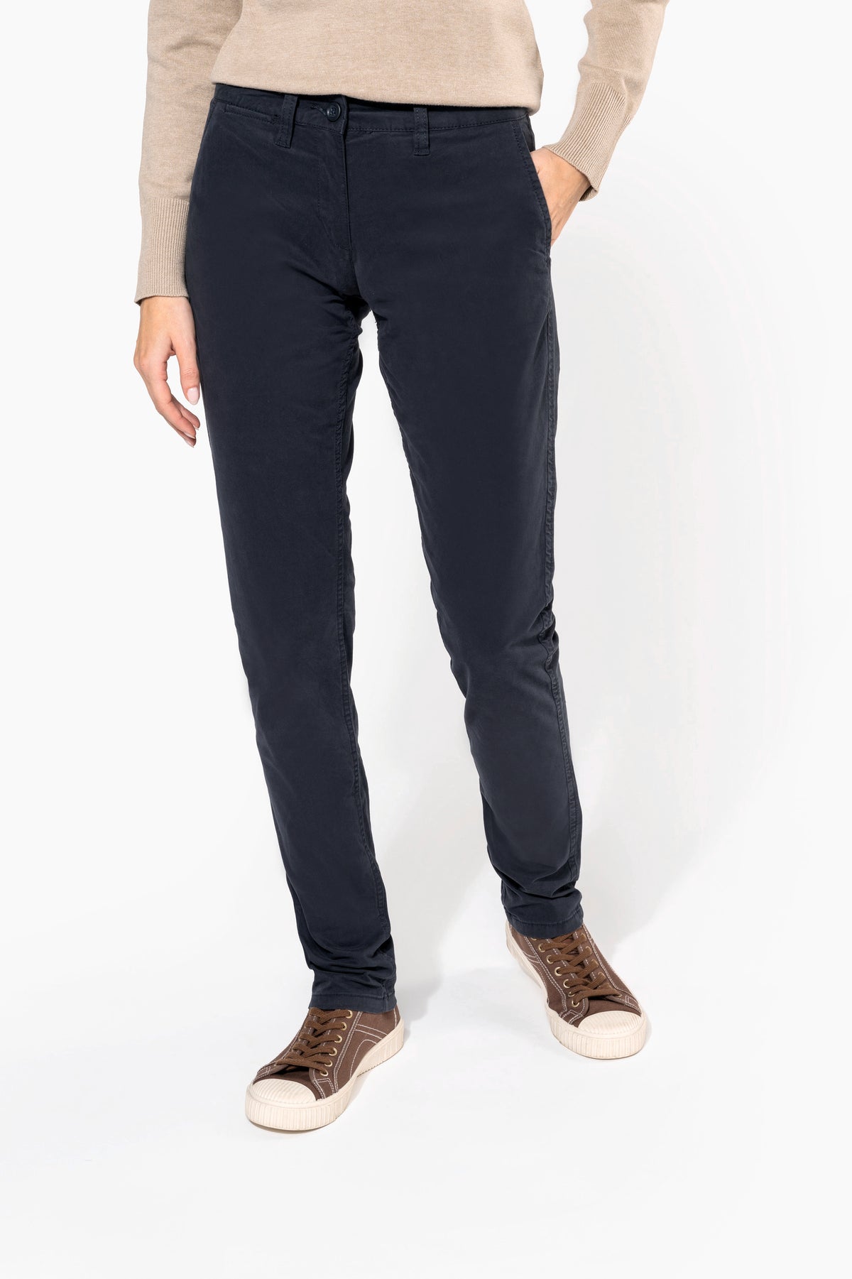 K741 - Pantalón chino mujer - Dark Navy - fotografía oficial con modelo